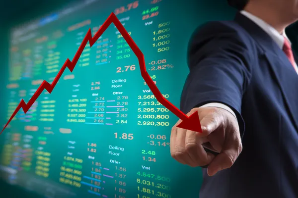 Деловой человек указывает на падение графика фондового рынка — стоковое фото