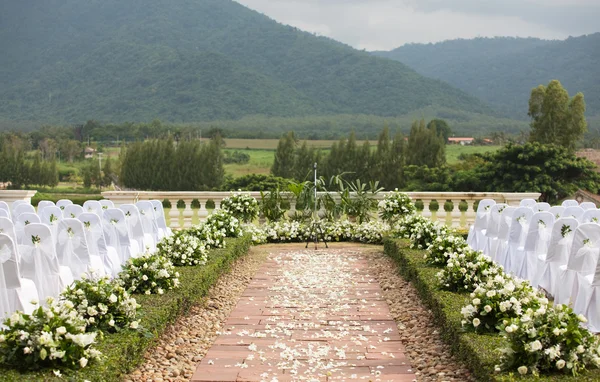 Tropische instellingen voor een bruiloft op berg — Stockfoto