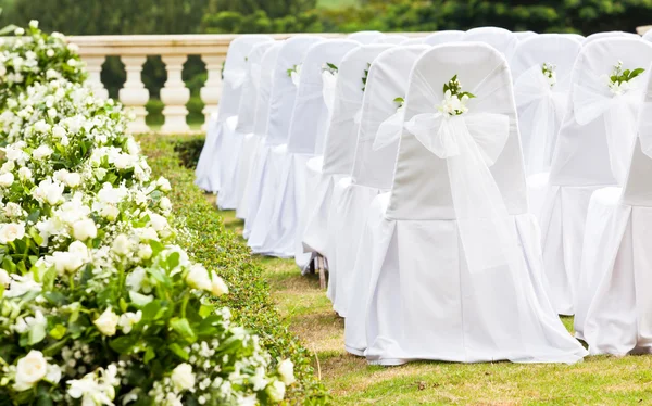 Tropiska inställningar för ett bröllop på berg — Stockfoto