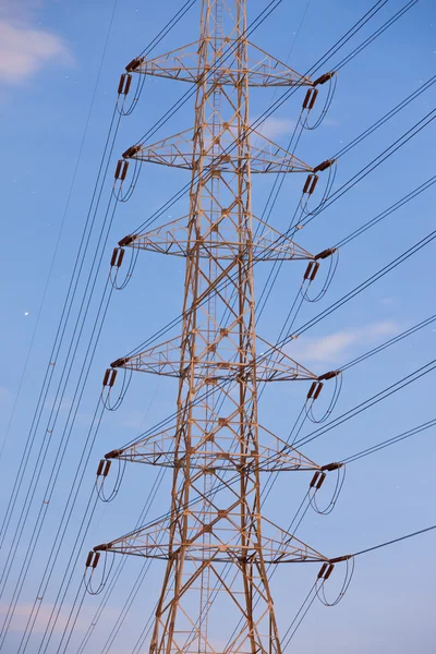 Electricity supply pylons in countryside — Stock Photo, Image