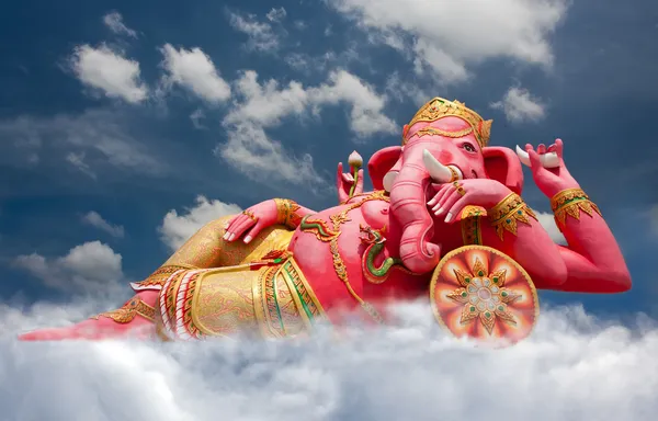 Roze ganecha standbeeld in ontspannen aan wat samarn, chachoengsao, tha — Stockfoto