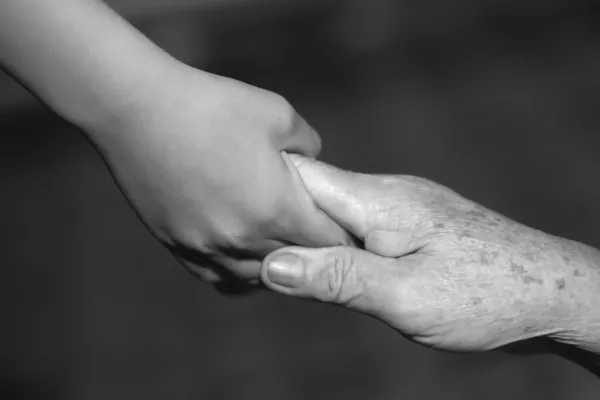 Criança segurando mão mulher velha — Fotografia de Stock
