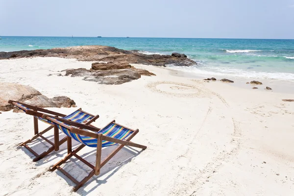 Beyaz kum plaj sandalye — Stok fotoğraf