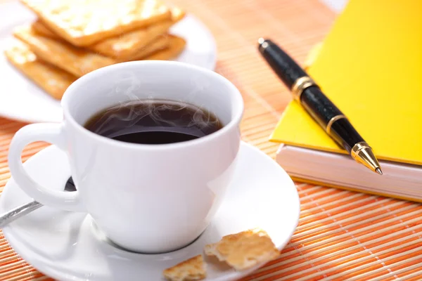 作業スペースにパンと熱いコーヒー カップ — ストック写真