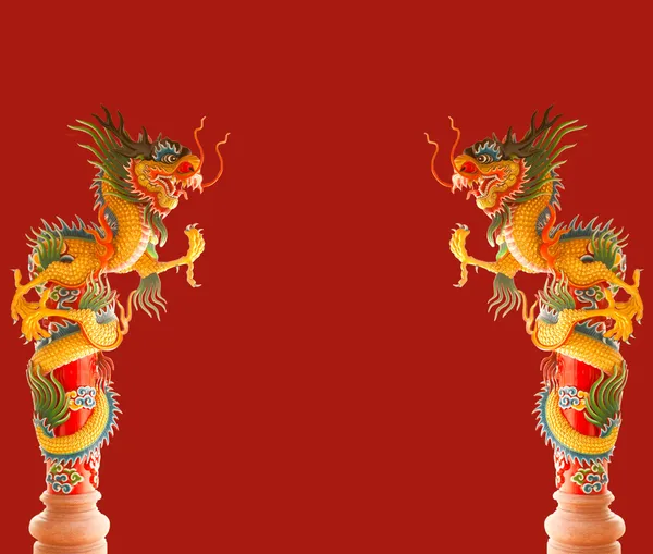 Dos hermosos dragones chinos sobre fondo rojo — Foto de Stock