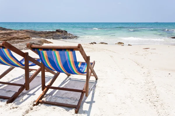 Strandstol på vita sand — Stockfoto