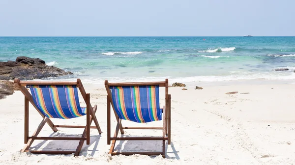 Beyaz kum plaj sandalye — Stok fotoğraf
