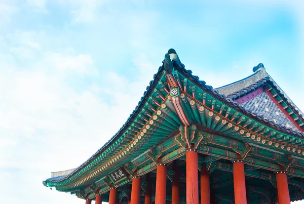 목조 건물에 한국 전통 빛깔된 금고 — 스톡 사진