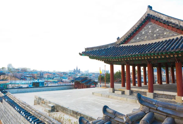 Peinture traditionnelle coréenne multicolore sur bâtiments en bois — Photo