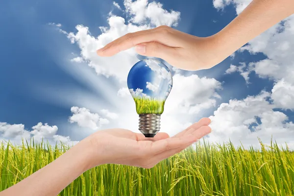 Handen slaan, globaal concept van groene energieoplossingen met lig — Stockfoto