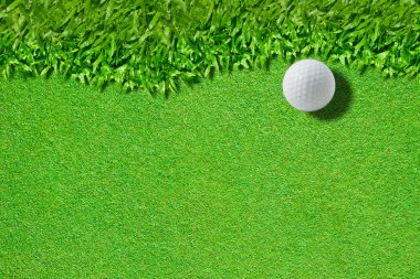 Yeşil (gerçek yeşil çim arka plan üzerinde beyaz golf topu)
