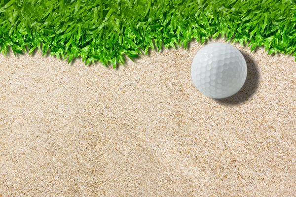 Pallina da golf bianca su sfondo verde (vera erba verde) ) — Foto Stock
