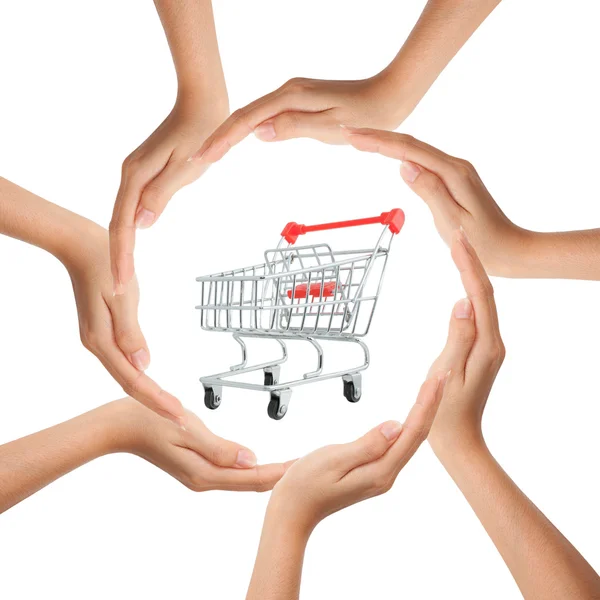 Mãos fazendo um círculo com carrinho de compras — Fotografia de Stock