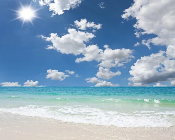 Nisip alb și cer albastru — Fotografie, imagine de stoc