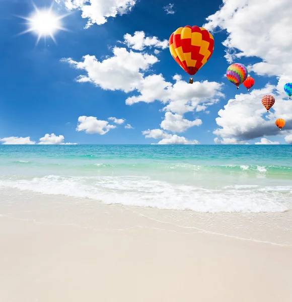 Kleurrijke heteluchtballon op zee met blauwe lucht — Stockfoto