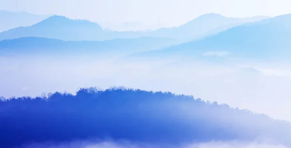 Гора в тумане — стоковое фото