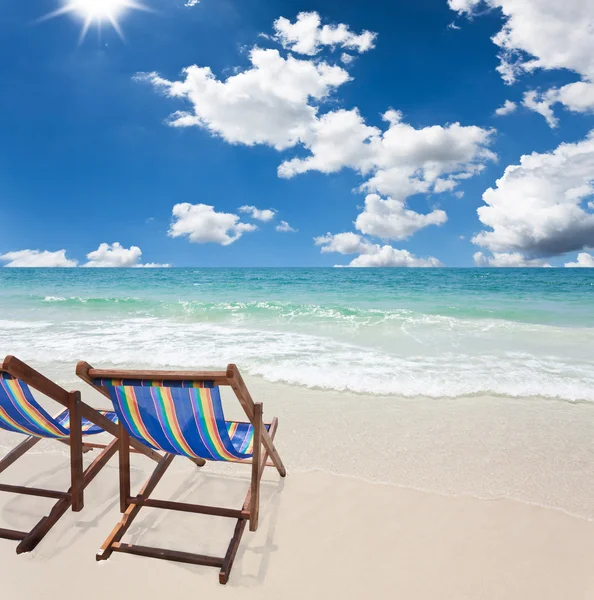 Пляжное кресло на белом песке — стоковое фото