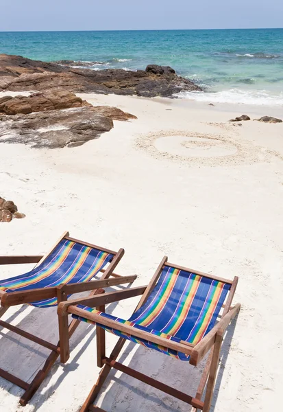 沙滩上的白色沙滩椅 — 图库照片