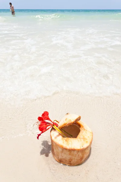 Kokos på vit sand och vackra wave — Stockfoto