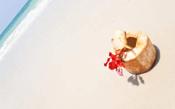 Kokos na biały piasek i piękne fale — Zdjęcie stockowe