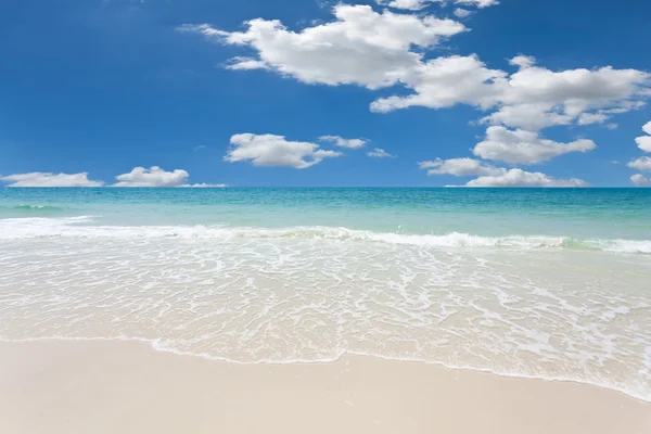 白色的沙滩和蓝色天空 — 图库照片