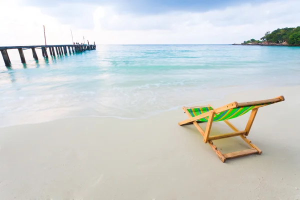 Beyaz kum plaj sahil sandalye — Stok fotoğraf