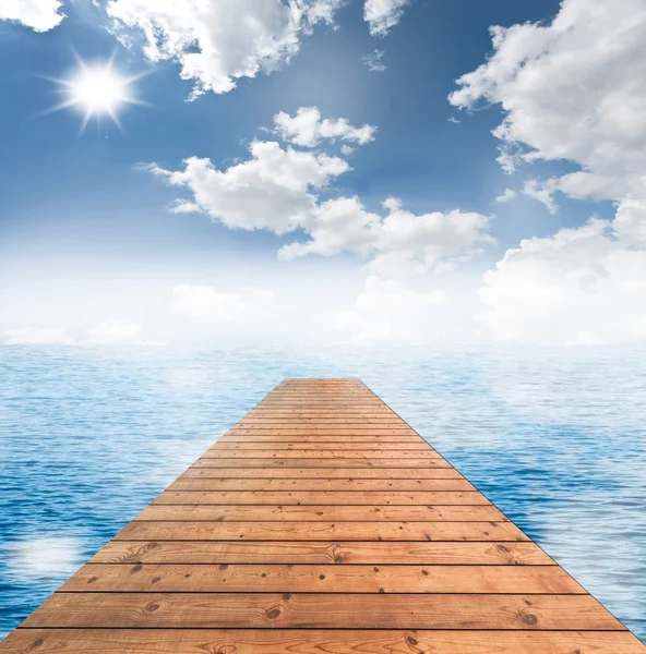 Ponte de madeira com céu azul — Fotografia de Stock