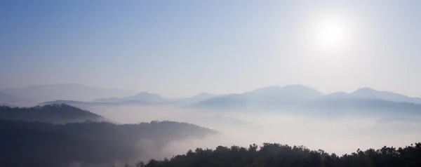 Гора в тумане — стоковое фото
