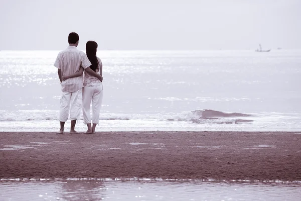 Una coppia sulla spiaggia — Foto Stock