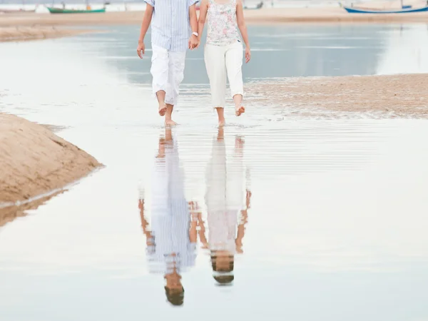 A couple walking on the beach — Stock Photo, Image