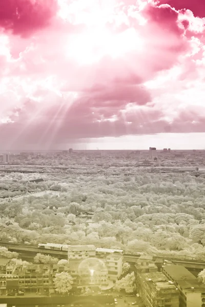 Инфракрасный пейзаж в облачный день — стоковое фото