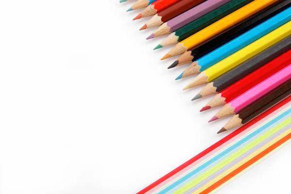 Kolorowe ołówki na białym tle. — Zdjęcie stockowe