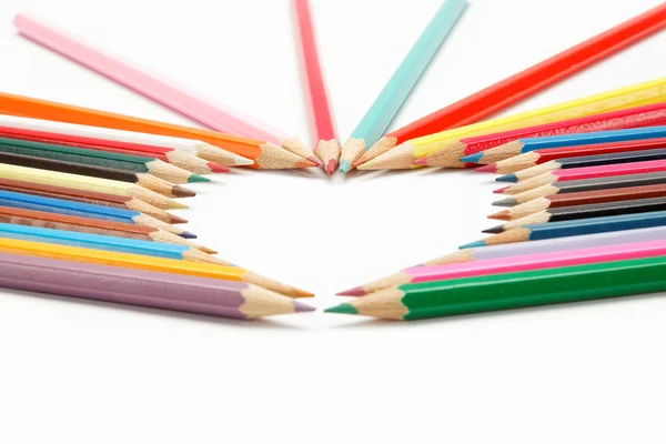 Barevné tužky pastelky složil v podobě srdce — Stock fotografie