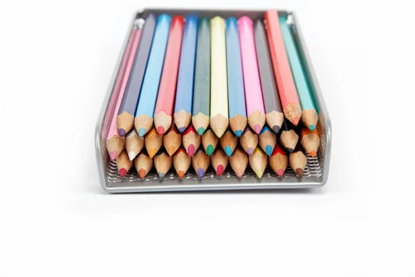 Crayons de couleur sur fond blanc. — Photo