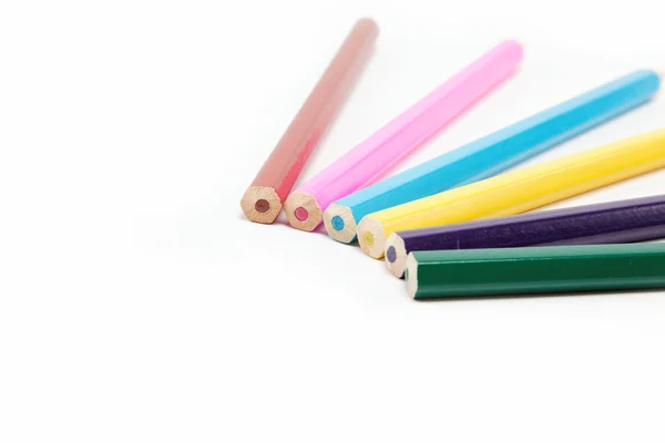 Barevné tužky na bílém pozadí. — Stock fotografie