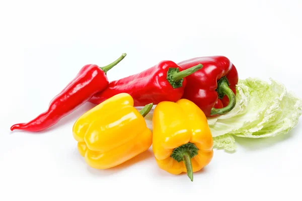 Gezonde voeding. verse groenten. paprika's op een witte achtergrond. — Stockfoto