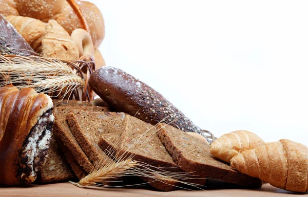 Große Auswahl an Brot, Stillleben isoliert auf weißem Hintergrund — Stockfoto