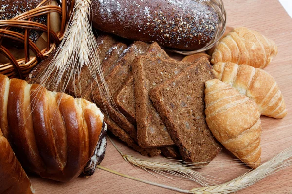 Ekmek, Natürmort, büyük çeşitlilik izole beyaz zemin üzerine — Stok fotoğraf