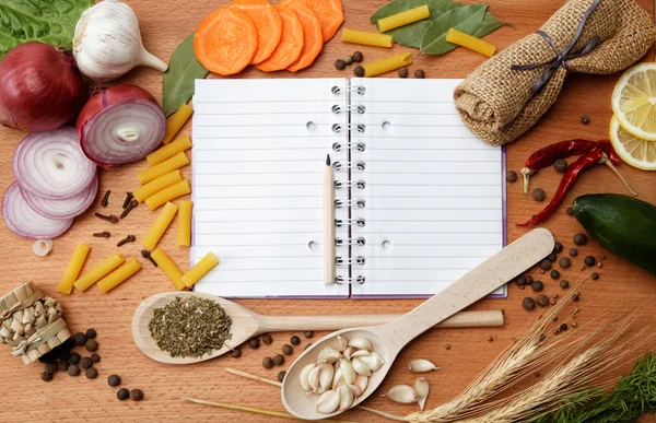 Notizbuch für Rezepte und Gewürze auf Holztisch — Stockfoto