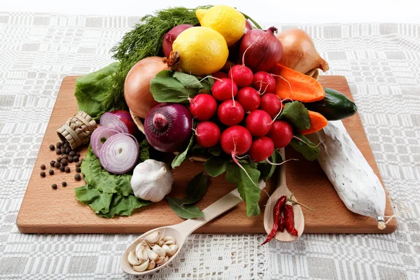 Egészséges étel. friss zöldségek és gyümölcsök a fa tábla. — Stock Fotó