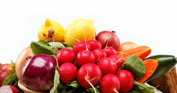 Cibo sano. Verdure fresche e frutta su un tavolo di legno . — Foto Stock