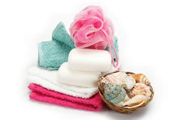 Concept spa ou salle de bain avec serviettes et savons, sur fond blanc — Photo