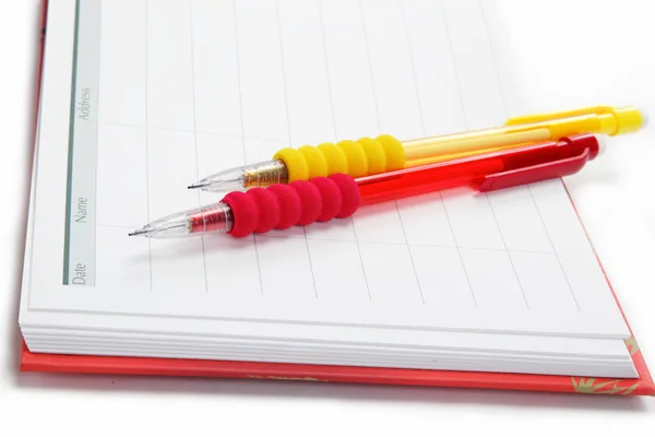 Twee automatische potlood in het dagboek op een witte achtergrond. — Stockfoto