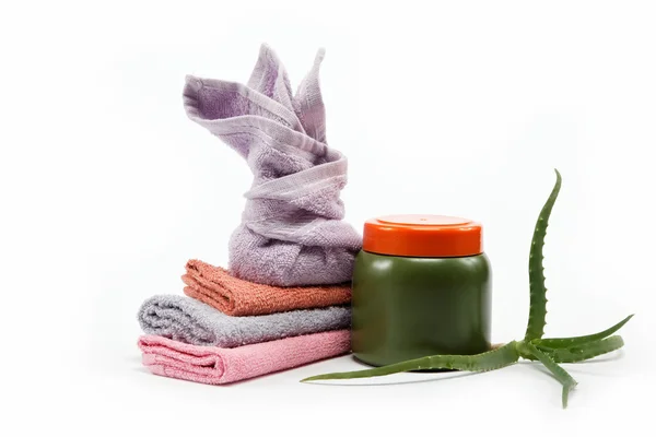 Concepto de spa o baño con toallas y jabones, en un fondo blanco — Foto de Stock
