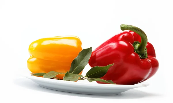 Здоровое питание. Свежие овощи. Перец на белом фоне . — стоковое фото