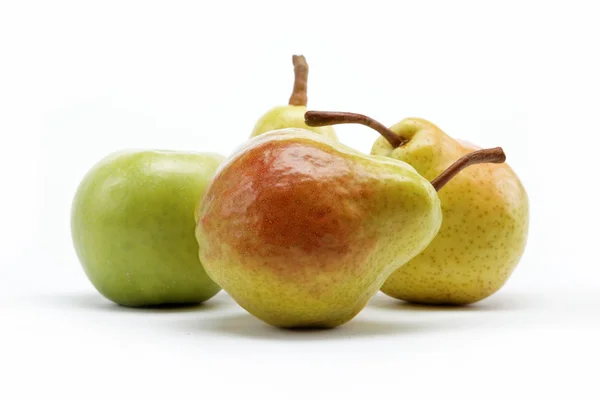 Груши и яблоко изолированы на белом фоне — стоковое фото