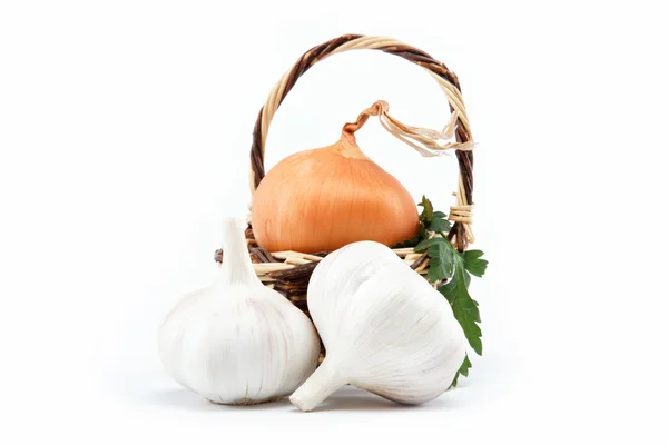 Bulbi freschi di cipolla in cesto su sfondo bianco — Foto Stock