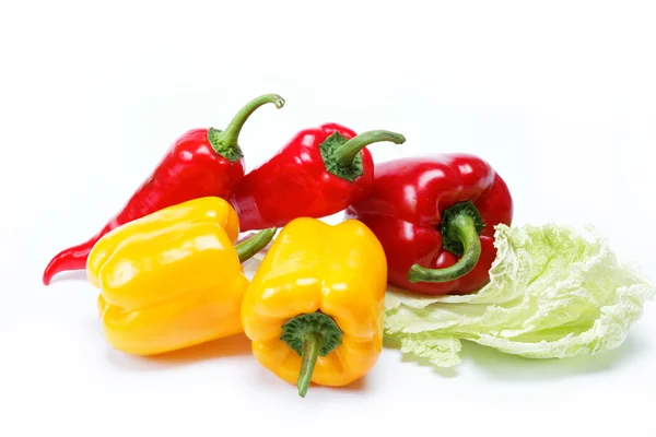 Hälsosam mat. färska grönsaker. paprika på vit bakgrund. — Stockfoto