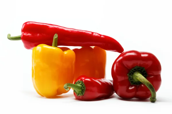 Gesunde Ernährung. frisches Gemüse. Paprika auf weißem Hintergrund. — Stockfoto