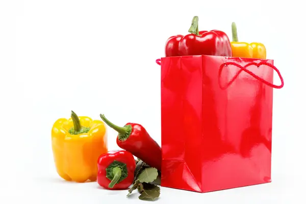 Gesunde Ernährung. frische Gemüse.Paprika in einem roten Geschenktüte auf einer wh — Stockfoto